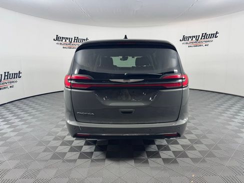 Used 2023 Chrysler Pacifica Touring-L image 8
