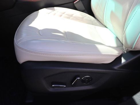 Used 2017 Ford Explorer Platinum image 18