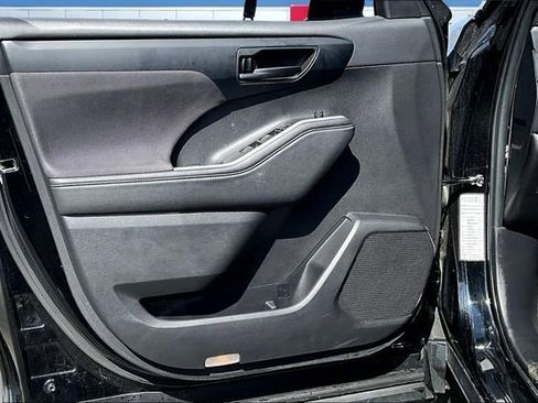 Used 2024 Toyota Highlander LE image 17