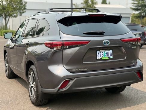 Used 2020 Toyota Highlander XLE AWD/4WD image 3