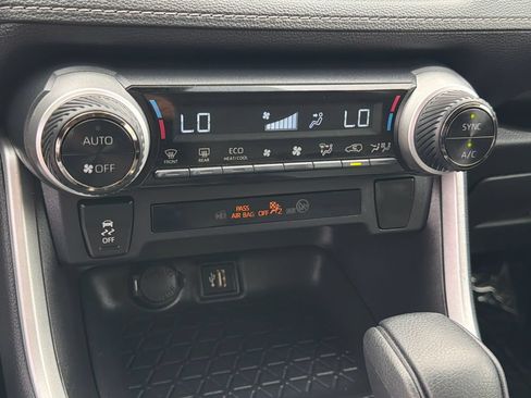 Used 2025 Toyota RAV4 XLE AWD/4WD image 27