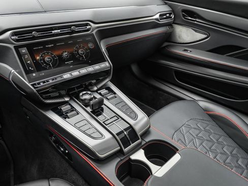 Used 2025 Aston Martin Vanquish RWD image 10