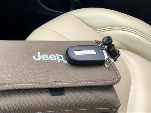 Used 2017 Jeep Cherokee Limited image 14