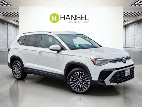 Certified 2025 Volkswagen Taos SE FWD image 1