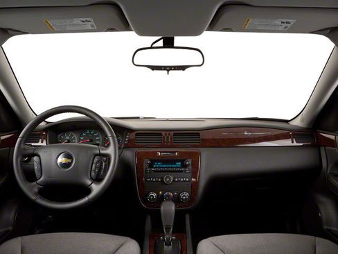 Used 2010 Chevrolet Impala LS FWD image 9