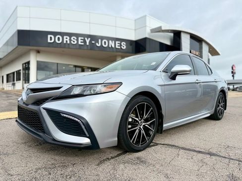 Used 2022 Toyota Camry SE FWD image 1