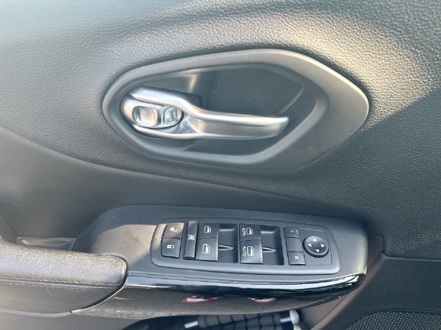 Used 2020 Jeep Cherokee Latitude Plus AWD/4WD image 16