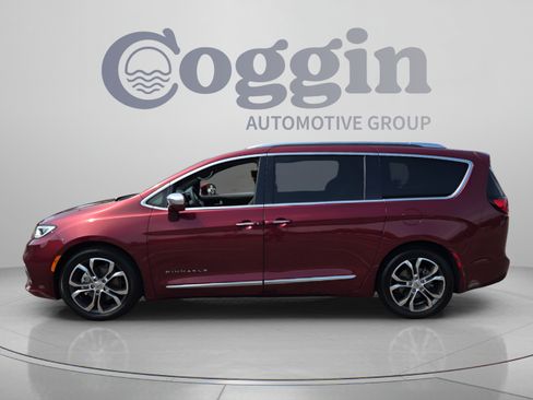 Used 2022 Chrysler Pacifica Pinnacle FWD image 2