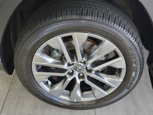 Used 2022 Toyota RAV4 XLE Premium image 10