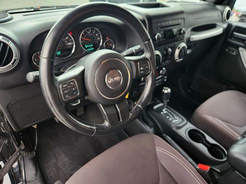 Used 2015 Jeep Wrangler Unlimited Sahara w/ Connectivity Group image 25