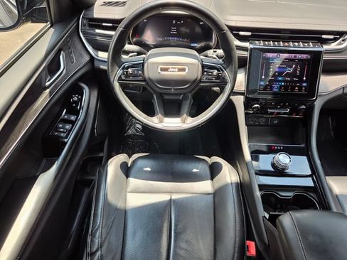Used 2022 Jeep Grand Cherokee Overland w/ Luxury Tech Group IV RWD image 14