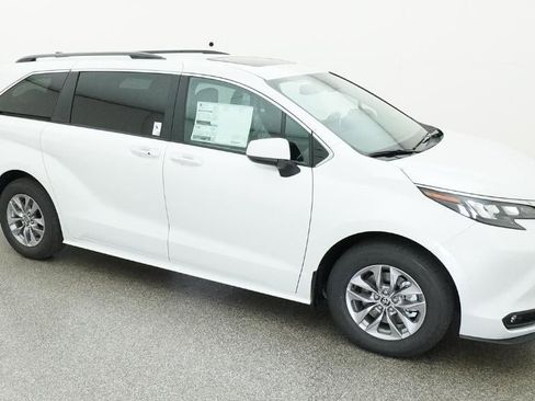 New 2026 Toyota Sienna XLE image 12