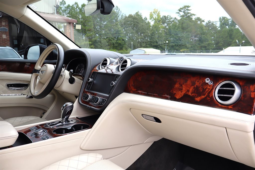 Used 2017 Bentley Bentayga AWD/4WD image 27