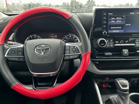 Used 2021 Toyota Highlander LE image 16