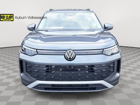 New 2025 Volkswagen Tiguan SE FWD image 3