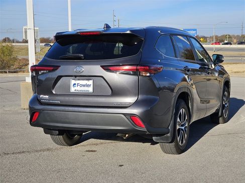 Used 2024 Toyota Highlander XLE image 5