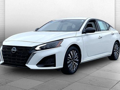 Used 2025 Nissan Altima 2.5 SV image 11