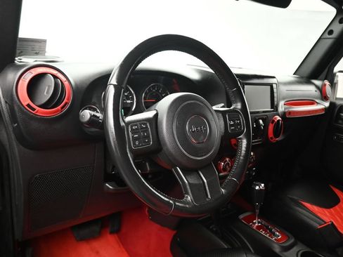 Used 2017 Jeep Wrangler Unlimited Sahara w/ Connectivity Group AWD/4WD image 12