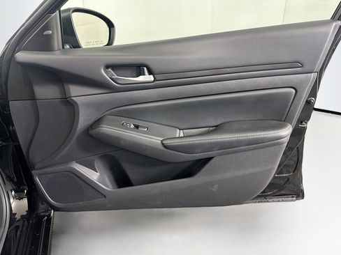 Used 2025 Nissan Altima 2.5 SV FWD image 30