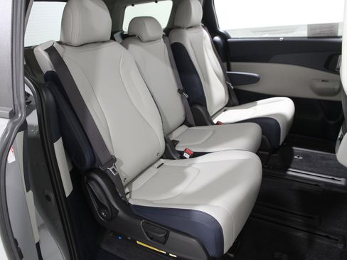 Used 2025 Kia Carnival EX image 19