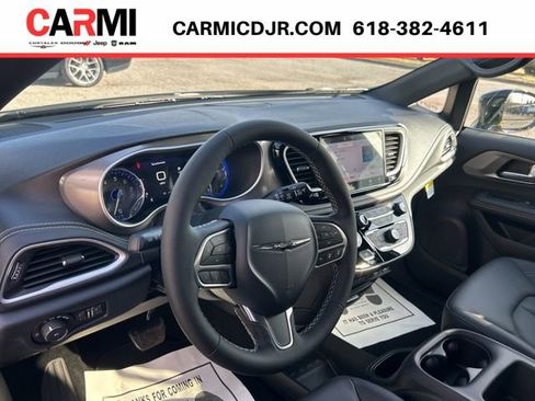 New 2025 Chrysler Pacifica Select image 9