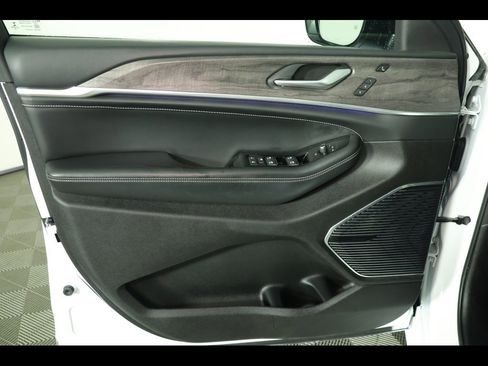 Used 2022 Jeep Grand Cherokee Overland w/ Luxury Tech Group IV image 24