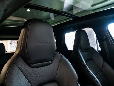 Certified 2025 Porsche Cayenne Turbo AWD/4WD image 32