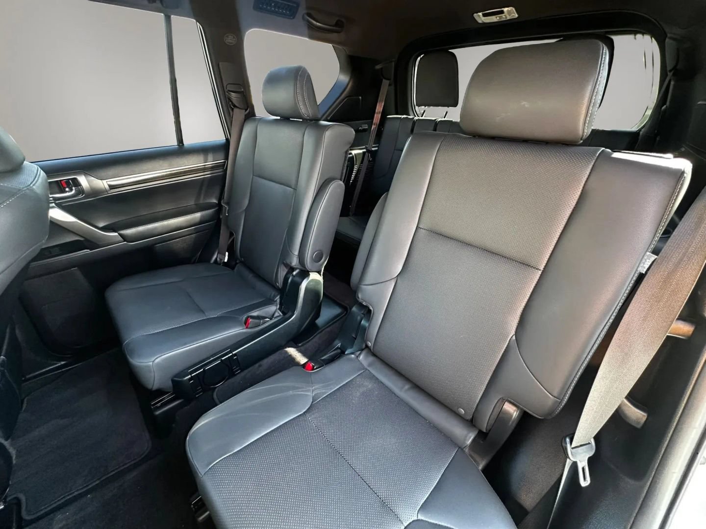 Used 2023 Lexus GX 460 Premium w/ Accessory Package AWD/4WD image 21