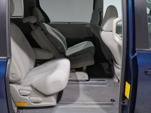 Used 2011 Toyota Sienna LE FWD image 18