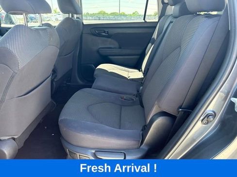 Used 2021 Toyota Highlander LE FWD image 3