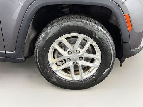Used 2021 Jeep Grand Cherokee L Laredo w/ Luxury Tech Group I AWD/4WD image 36