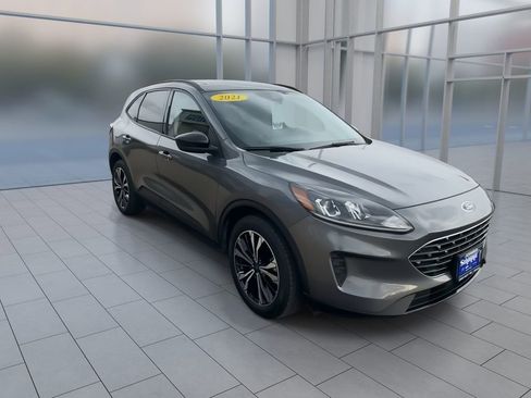 Used 2021 Ford Escape SE w/ SE Sport Appearance Package image 3