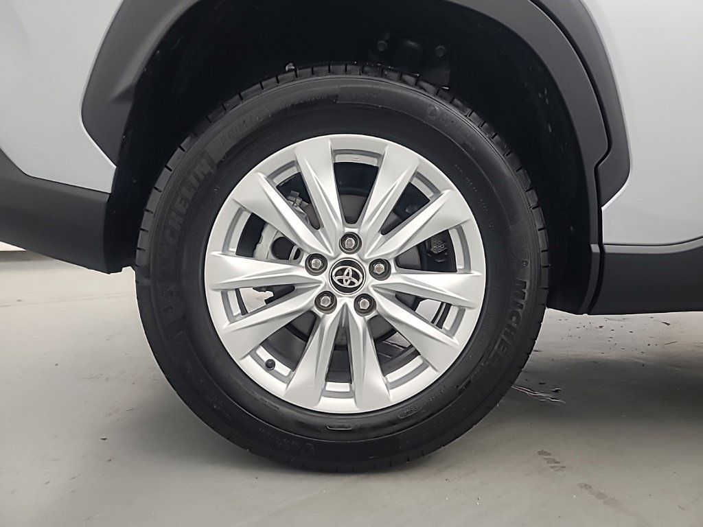 Used 2026 Toyota Corolla Cross LE FWD image 11