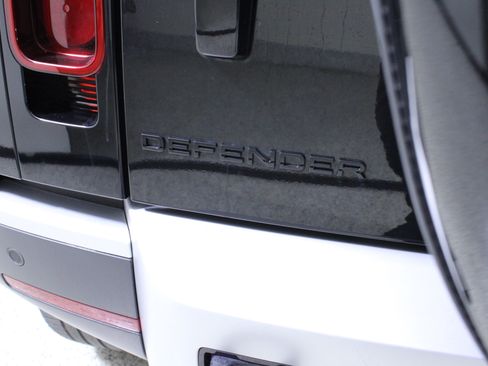 Used 2024 Land Rover Defender 110 S image 9