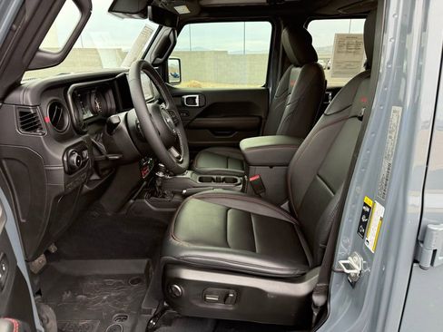 Used 2025 Jeep Wrangler Unlimited Rubicon image 11