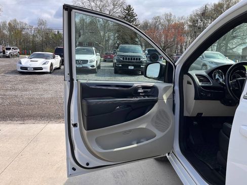 Used 2018 Dodge Grand Caravan SXT FWD image 17