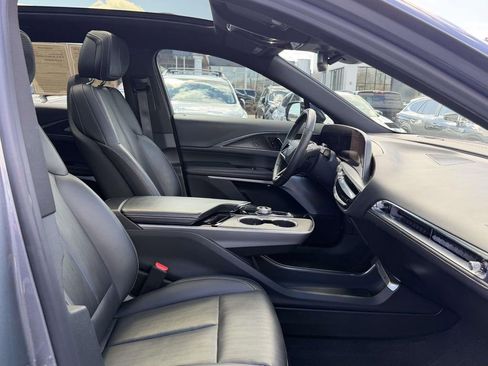 Used 2023 Cadillac Lyriq AWD image 12