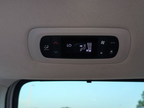 Used 2024 Chrysler Pacifica Touring-L FWD image 15