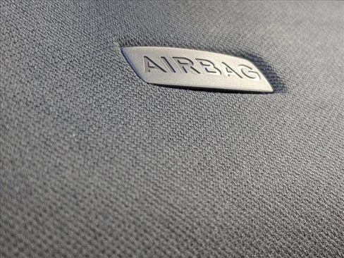 Used 2017 Land Rover Discovery HSE image 13