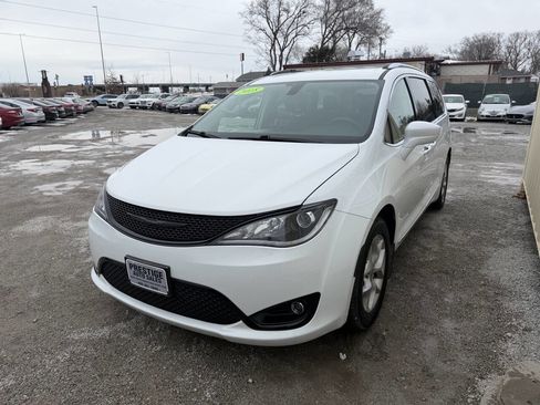 Used 2018 Chrysler Pacifica Touring-L w/ Tire & Wheel Group image 3