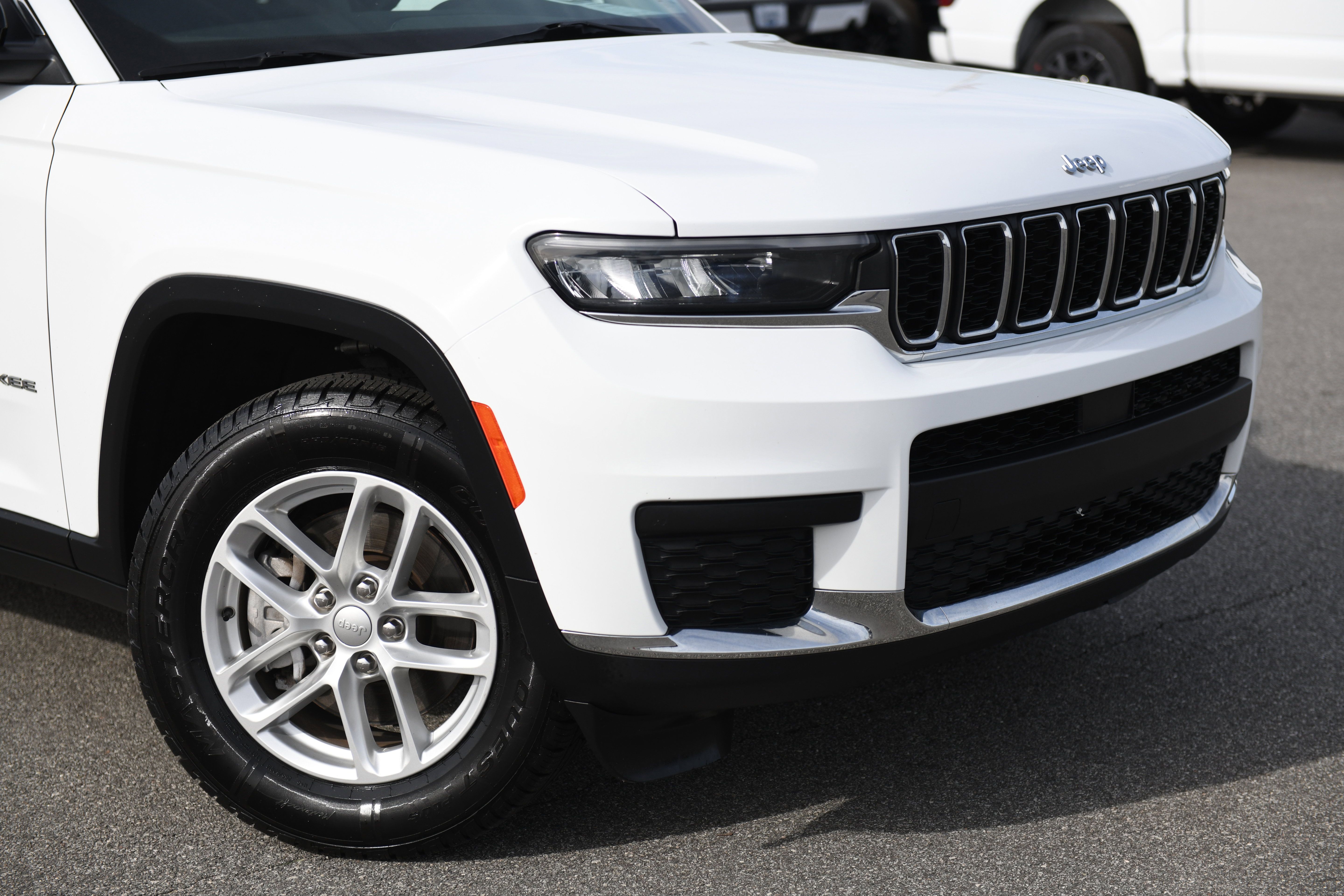 Used 2023 Jeep Grand Cherokee L Laredo RWD image 2