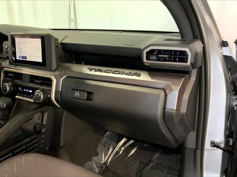 Used 2025 Toyota Tacoma SR5 AWD/4WD image 16