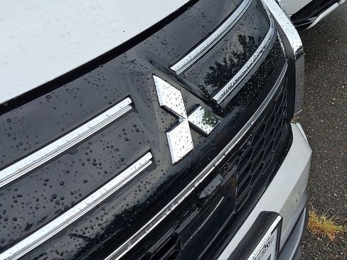 Used 2025 Mitsubishi Outlander SE AWD/4WD image 4