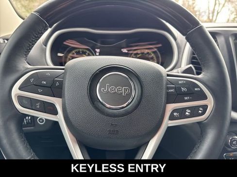 Used 2017 Jeep Cherokee Overland w/ Technology Group FWD image 11