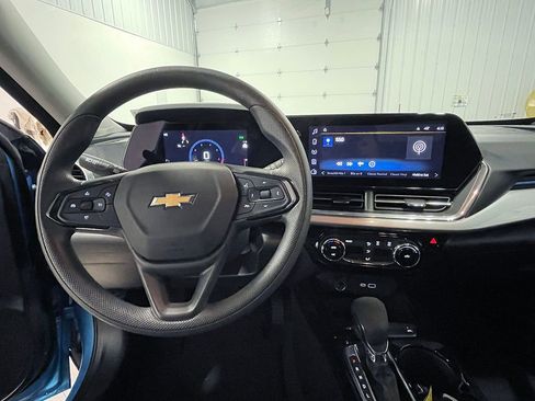 Used 2025 Chevrolet Trax LT FWD image 34