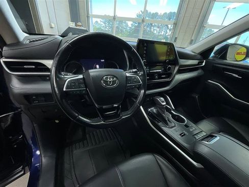Used 2021 Toyota Highlander XLE image 13