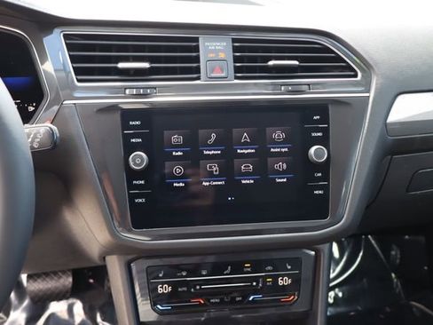 Used 2022 Volkswagen Tiguan SE image 32