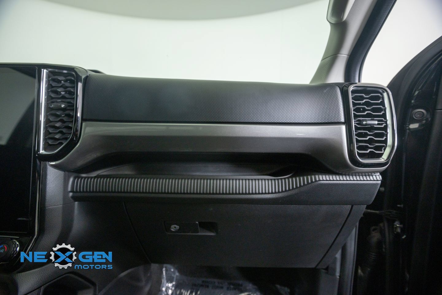Used 2024 Ford Ranger XLT w/ FX4 Off-Road Package AWD/4WD image 9