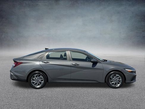 Used 2024 Hyundai Elantra SEL FWD image 2