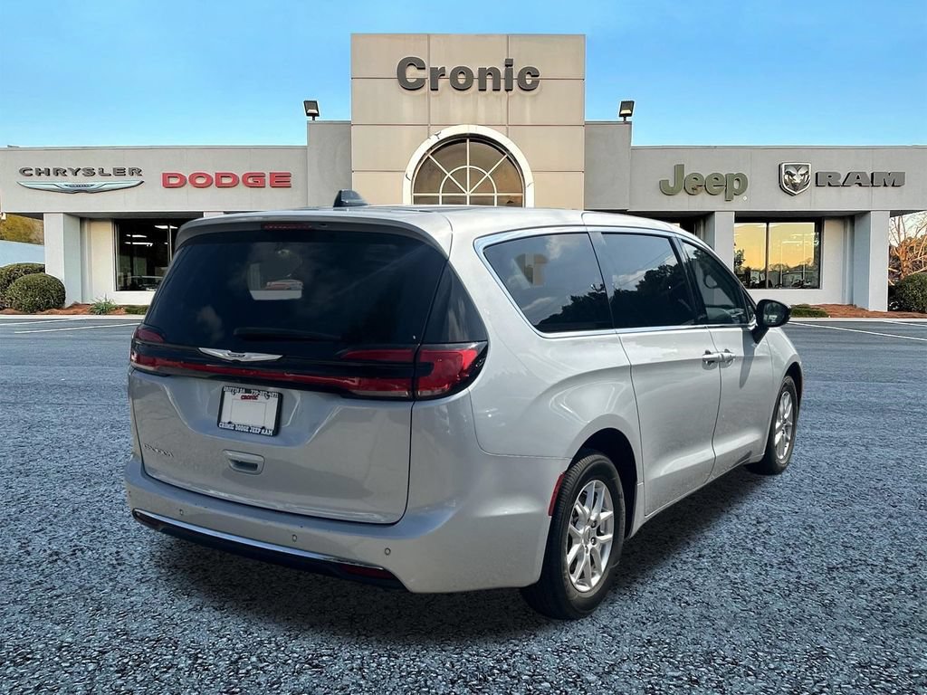 Used 2024 Chrysler Pacifica Touring-L FWD image 3